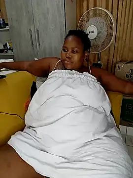 Snapshot of Real1SweetQueen chatting on 02.05.25 Real1SweetQueen online show from 02.05.25