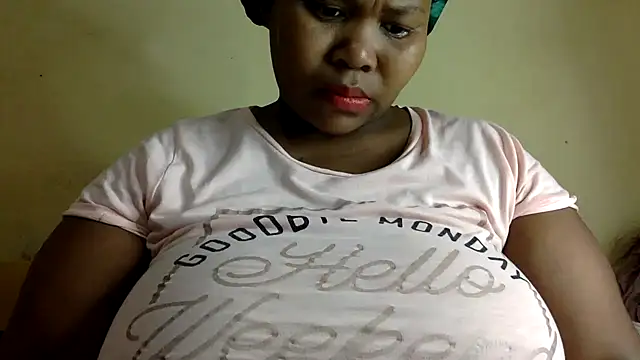 Snapshot of Real1SweetQueen chatting on 02.12.25 Real1SweetQueen online show from 02.12.25