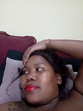 Snapshot of Real1SweetQueen chatting on 02.13.25 Real1SweetQueen online show from 02.13.25