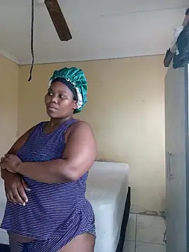 Snapshot of Real1SweetQueen chatting on 03.10.25 Real1SweetQueen online show from 03.10.25