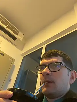 Snapshot of Juliano2289 chatting on 04.28.26 Juliano2289 online show from 04.28.26