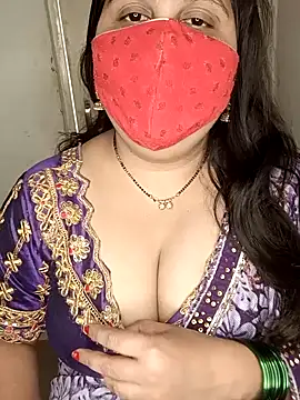 Snapshot of Love-priya chatting on 12.17.24 Love-priya online show from 12.17.24