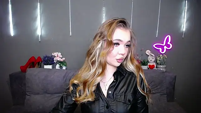Snapshot of StacyYellig chatting on 04.15.26 StacyYellig online show from 04.15.26