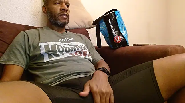 Snapshot of elmorenazost chatting on 02.04.25 elmorenazost online show from 02.04.25