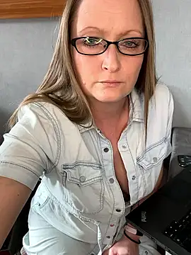 Snapshot of HoneyBluex chatting on 02.04.26 HoneyBluex online show from 02.04.26