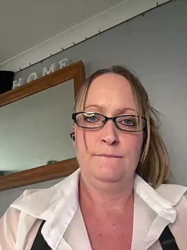 Snapshot of HoneyBluex chatting on 02.26.26 HoneyBluex online show from 02.26.26