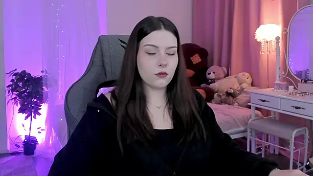 CoralineKeyns online show from 11.04.25