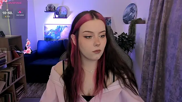 Snapshot of CoralineKeyns chatting on 04.28.26 CoralineKeyns online show from 04.28.26