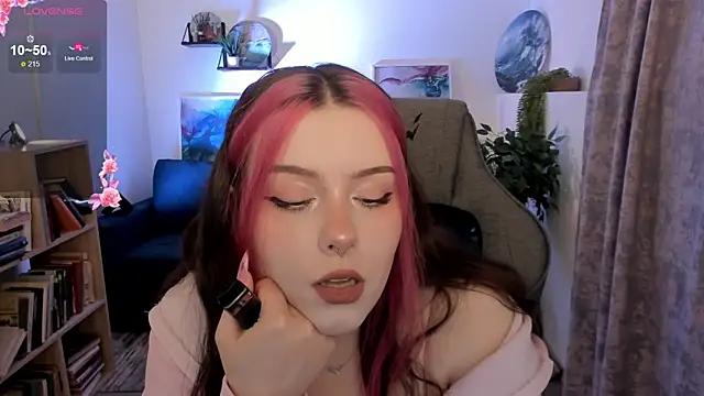 Snapshot of CoralineKeyns chatting on 04.30.26 CoralineKeyns online show from 04.30.26