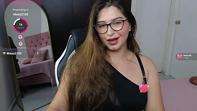 Snapshot of adara_lennox chatting on 05.25.26 adara lennox online show from 05.25.26