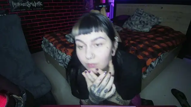 Snapshot of MoorderxDoll chatting on 12.14.25 MoorderxDoll online show from 12.14.25