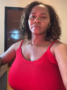 Snapshot of AliciaMiilf chatting on 02.18.25 AliciaMiilf online show from 02.18.25