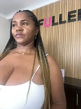 Snapshot of AliciaMiilf chatting on 03.18.25 AliciaMiilf online show from 03.18.25