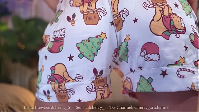 Snapshot of Miss_beee chatting on 12.21.25 Miss beee online show from 12.21.25