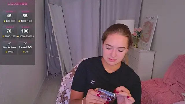 Snapshot of LovelyJessie chatting on 04.13.26 LovelyJessie online show from 04.13.26