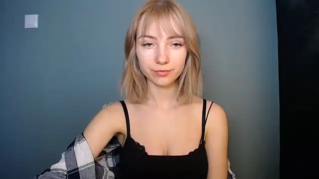 Snapshot of LuciaYoung chatting on 02.15.26 LuciaYoung online show from 02.15.26