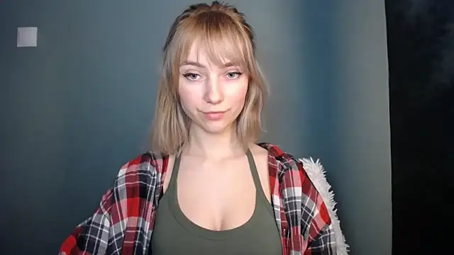 Snapshot of LuciaYoung chatting on 02.23.26 LuciaYoung online show from 02.23.26