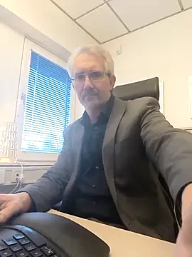 Snapshot of tom-swede chatting on 03.25.26 tom-swede online show from 03.25.26