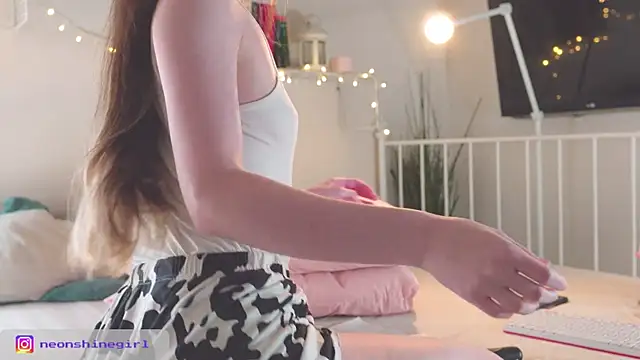 Snapshot of NeonShine chatting on 11.26.25 NeonShine online show from 11.26.25