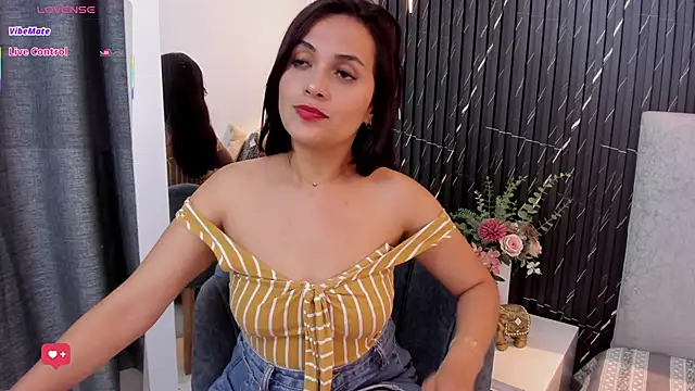 Snapshot of katrina_kaif_x chatting on 11.04.25 katrina kaif x online show from 11.04.25