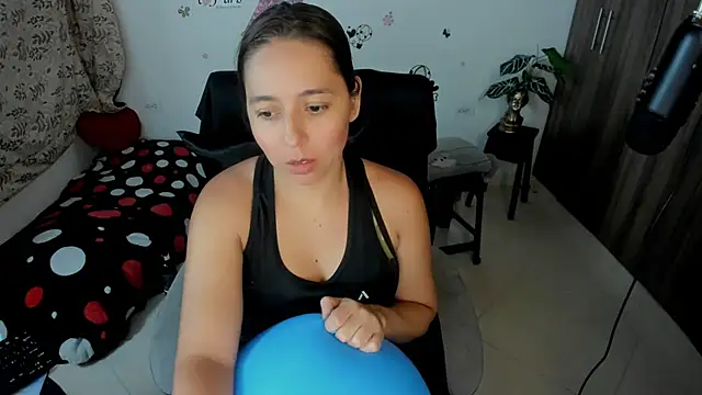 Snapshot of isa_loves_cum chatting on 05.06.26 isa loves cum online show from 05.06.26
