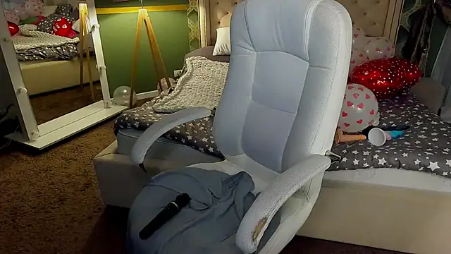 Snapshot of RosieMoons chatting on 02.16.25 RosieMoons online show from 02.16.25