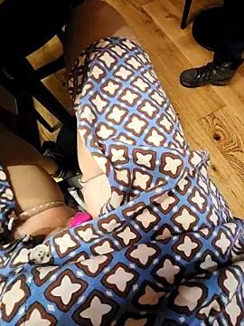 Snapshot of Exhibitionsplit chatting on 03.04.25 Exhibitionsplit online show from 03.04.25