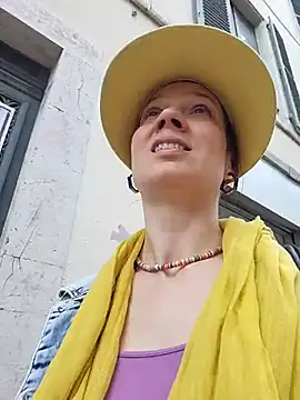 Snapshot of Exhibitionsplit chatting on 03.06.25 Exhibitionsplit online show from 03.06.25