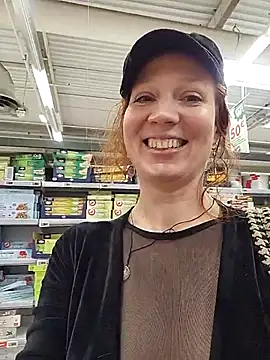 Snapshot of Exhibitionsplit chatting on 11.21.25 Exhibitionsplit online show from 11.21.25