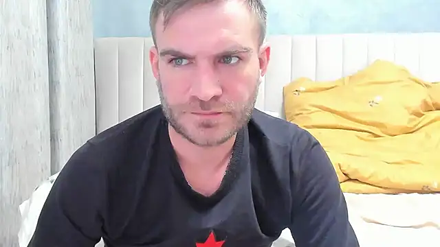 Snapshot of 10in_deluxe chatting on 02.01.25 10in deluxe online show from 02.01.25