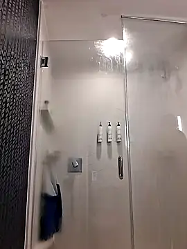 Snapshot of chainjulious chatting on 12.16.25 chainjulious online show from 12.16.25