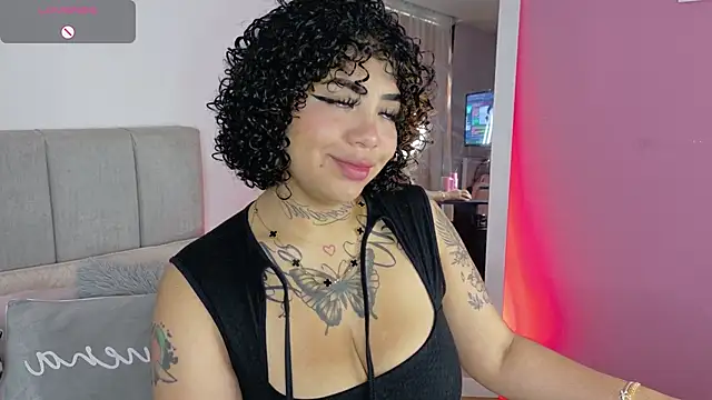 Snapshot of foxxy-lov3 chatting on 11.18.25 foxxy-lov3 online show from 11.18.25