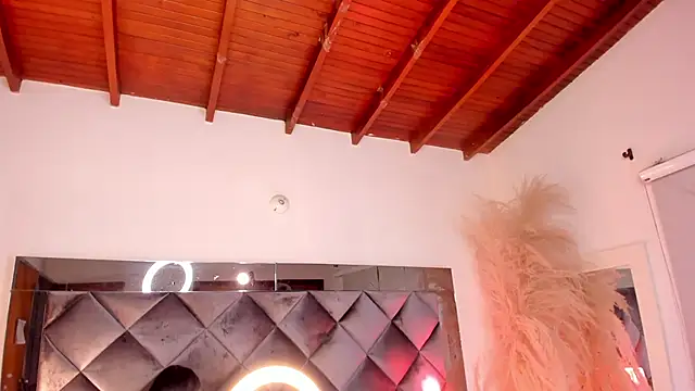 Snapshot of sofhiaa_adaams chatting on 10.15.25 sofhiaa adaams online show from 10.15.25