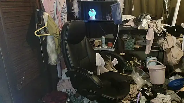 Ombeline1 online show from 12.17.25