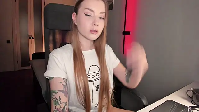 Snapshot of Midnight_Mi chatting on 11.22.25 Midnight Mi online show from 11.22.25