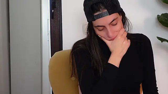 Snapshot of NinaCrystal1 chatting on 12.22.25 NinaCrystal1 online show from 12.22.25