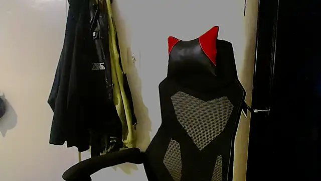 Snapshot of KrazyLegz chatting on 12.07.24 KrazyLegz online show from 12.07.24