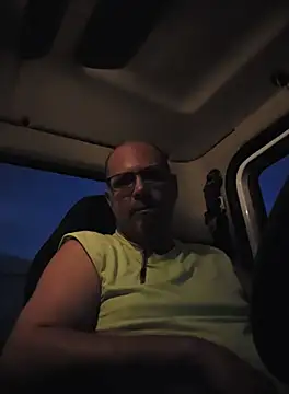 Snapshot of KrazyLegz chatting on 10.04.25 KrazyLegz online show from 10.04.25