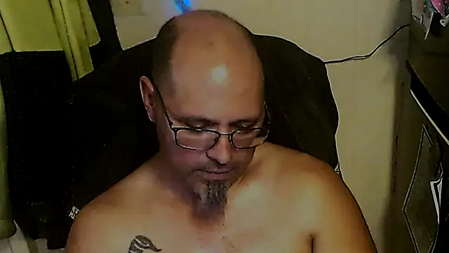 Snapshot of KrazyLegz chatting on 11.02.25 KrazyLegz online show from 11.02.25