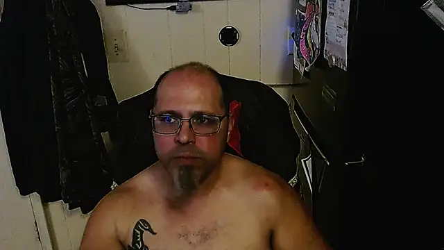 Snapshot of KrazyLegz chatting on 11.14.25 KrazyLegz online show from 11.14.25