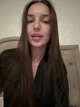 Snapshot of BellaHalles chatting on 03.04.25 BellaHalles online show from 03.04.25