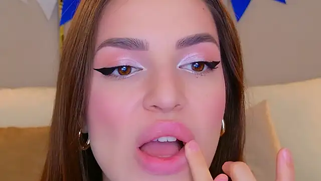 Snapshot of BellaHalles chatting on 10.05.25 BellaHalles online show from 10.05.25