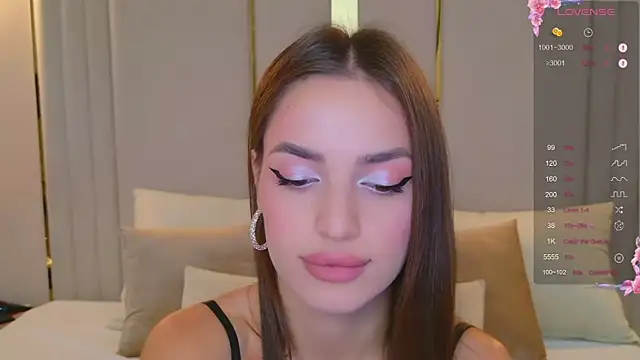 Snapshot of BellaHalles chatting on 10.24.25 BellaHalles online show from 10.24.25