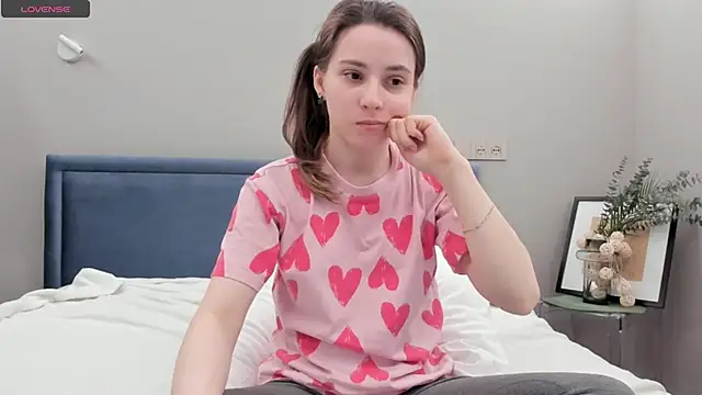 Snapshot of DonnaBurkee chatting on 03.08.25 DonnaBurkee online show from 03.08.25