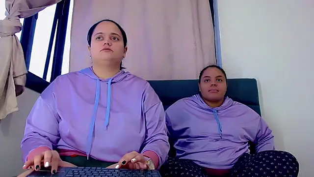 Snapshot of brunnette_hot chatting on 11.30.25 brunnette hot online show from 11.30.25