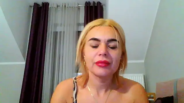 Snapshot of DESIREjenny chatting on 12.13.24 DESIREjenny online show from 12.13.24