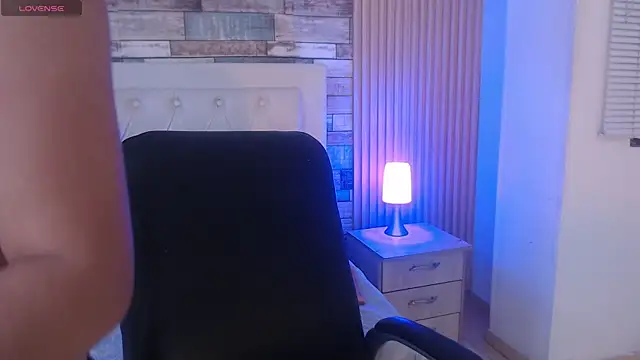 Snapshot of isabella_smith_ chatting on 10.07.25 isabella smith online show from 10.07.25