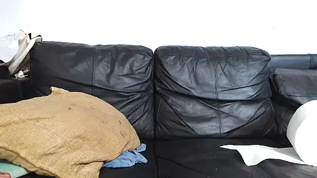 Snapshot of Youns98 chatting on 10.10.25 Youns98 online show from 10.10.25