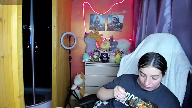 Fiery Brunette  online show from 04.05.26