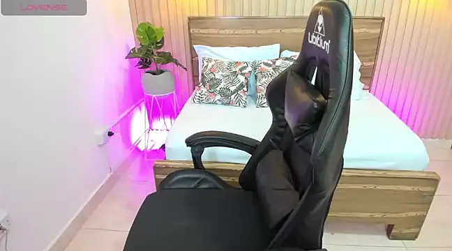 Snapshot of ayla13_ chatting on 03.20.25 ayla13 online show from 03.20.25